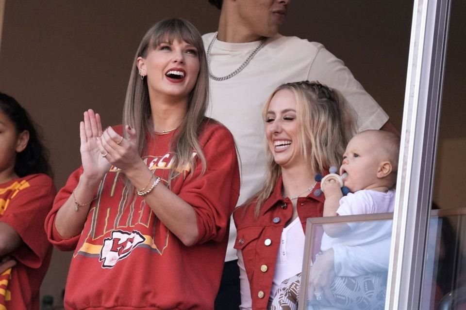 Los managers de Kelce negaron que la relación entre Taylor Swift y el atleta sea una estrategia publicitaria.