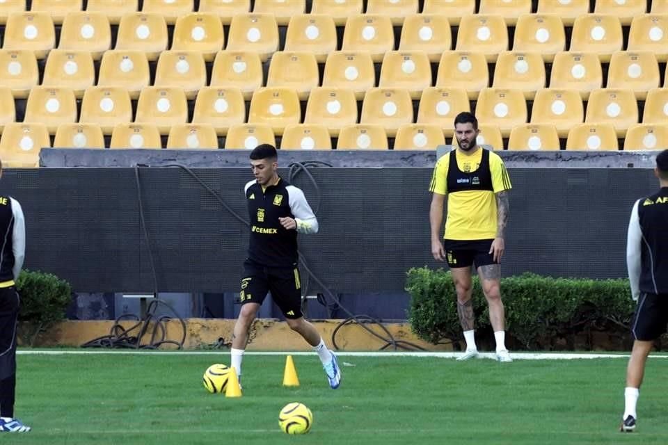 Juan Brunetta controla el balón ante la mirada de André-pierre Gignac.