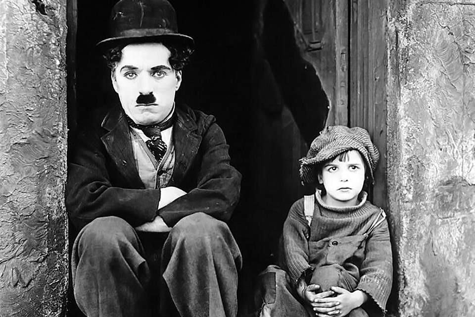 Charles Chaplin y el pequeño Jackie Coogan en una imagen promocional de la película 'El Chico'.