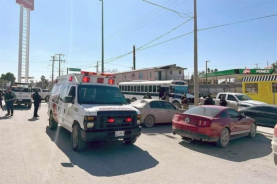 Los migrantes liberados en una plaza comercial de Río Bravo fueron revisados por personal de salud.