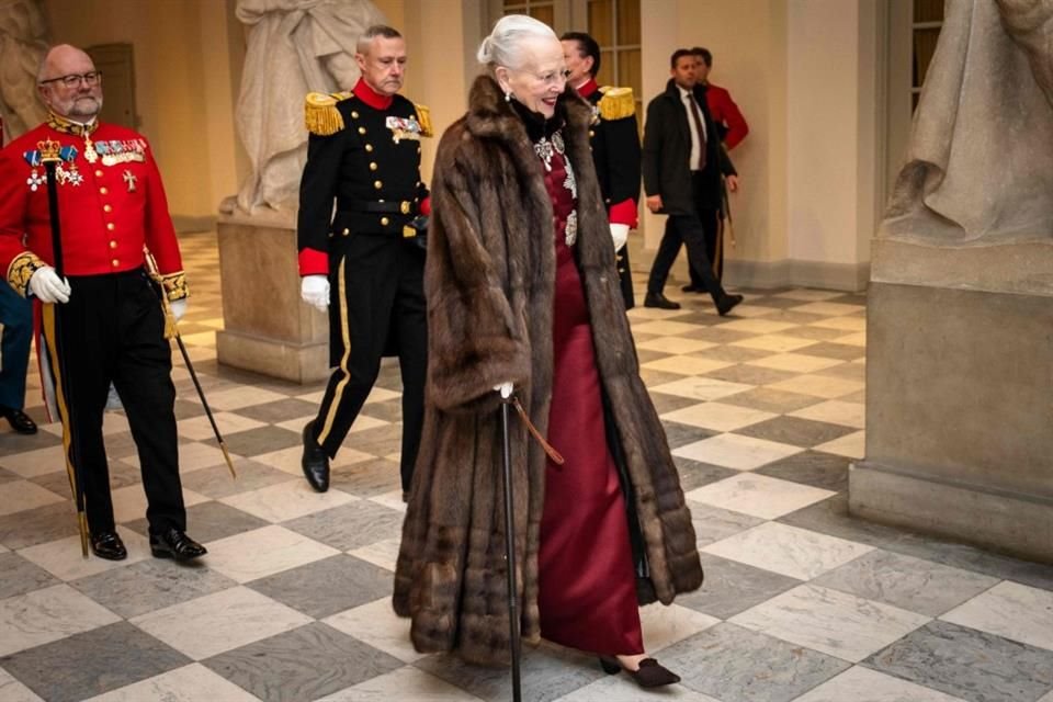 La Reina Margarita II fue vista feliz y algo emotiva por el suceso, por lo que arribó al Parlamento con una gran sonrisa.