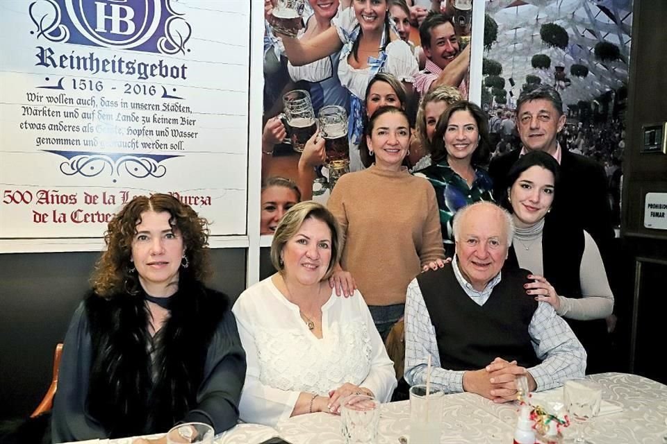 Ingrid Backhoff, Rosa Martha Backhoff, Ricardo Canales, Ilse Backhoff, Rosa Pliego de Backhoff, Gustavo Backhoff y Melissa García Backhoff