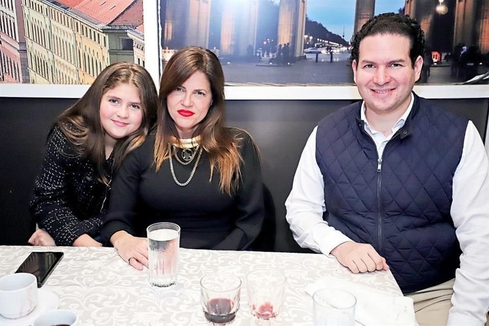 Julia Narváez, Renata Ibarra y Pablo García