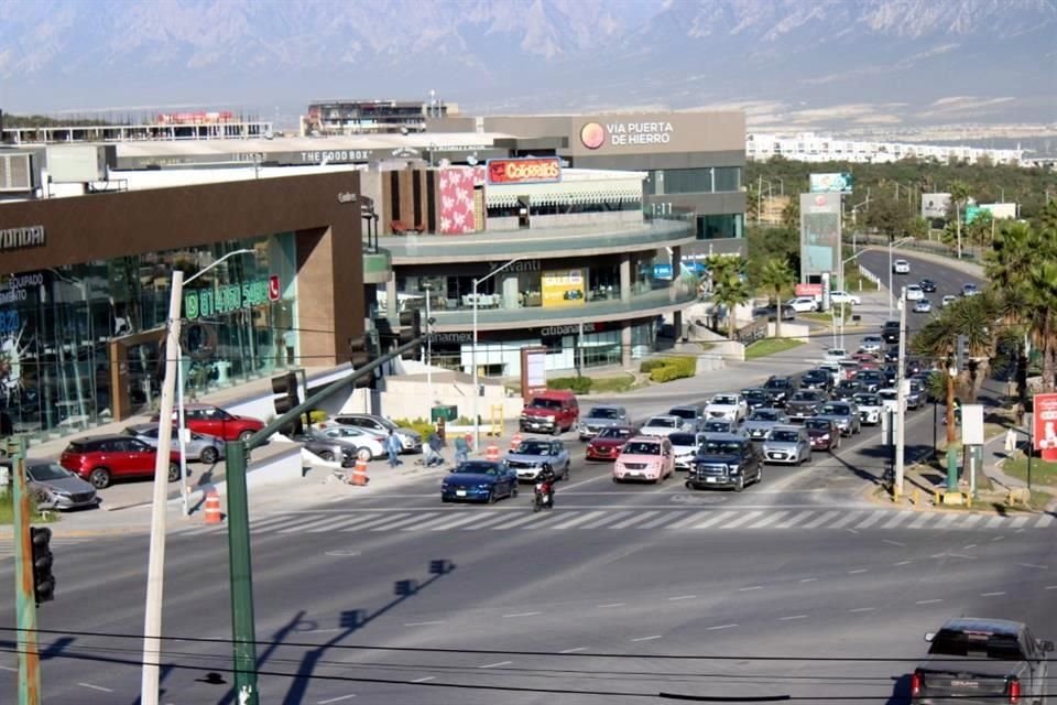 Con el objetivo de dar un flujo contínuo a la zona, el Ayuntamiento de Monterrey iniciará la construcción de un paso a desnivel en Leones y su cruce con Puerta de Hierro.