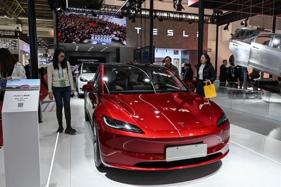 Tesla retiró más de 1.6 millones de sus unidades en China debido a problemas en la dirección.