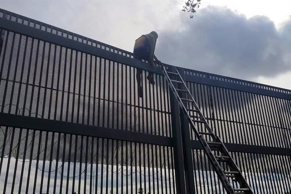 Con apoyo de una escalera, el Departamento de Bomberos logró ayudar al contrabandista que quedó atrapado a más de 6 metros de altura.