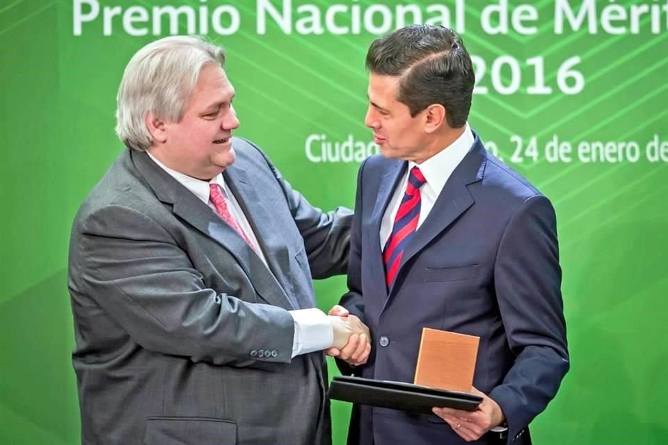 En 2016, Carlos Bremer recibió de las manos del ex Presidente de México, Enrique Peña Nieto, el Premio Nacional del Deporte en la categoría de promoción al deporte.