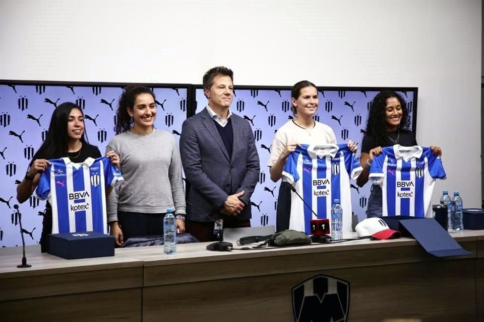 Las jugadoras, junto a José Antonio Noriega, presidente deportivo del club, así como Eva Espejo, directora deportiva.