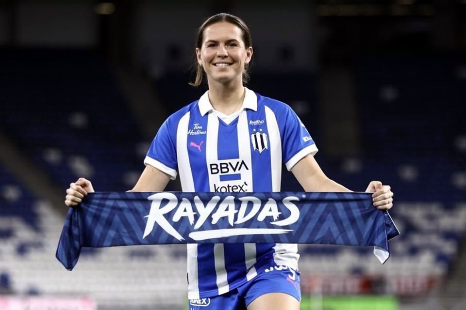 Merel Van Dongen, posando en el Estadio Monterrey.