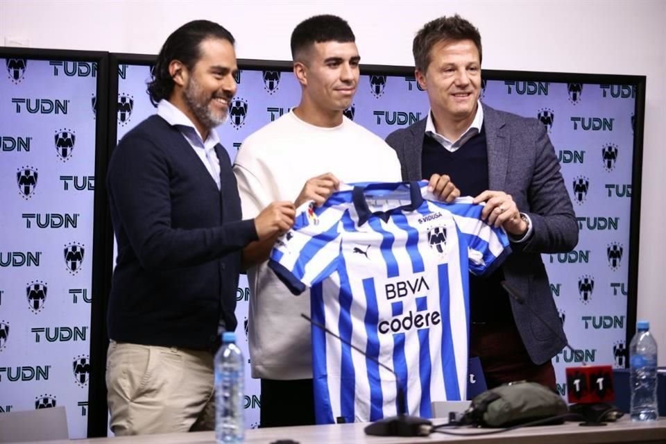 Héctor Lara, director deportivo, Jorge Rodríguez y el presidente José Antonio Noriega