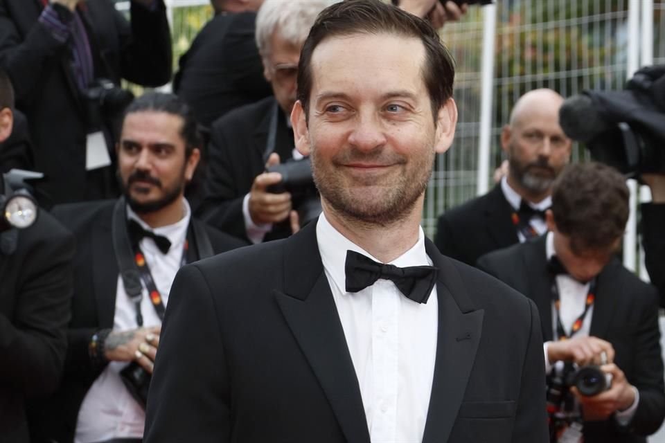 El actor Tobey Maguire, conocido mayormente por su papel en las cintas de Spiderman, tiende a vestir muy cómodamente con estilos sencillos.