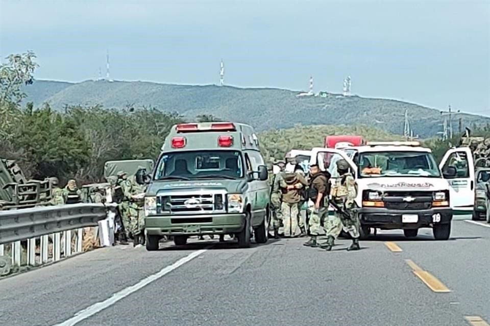 Varias ambulancias de diversas corporaciones acudieron al lugar del accidente para atender a los militares heridos.