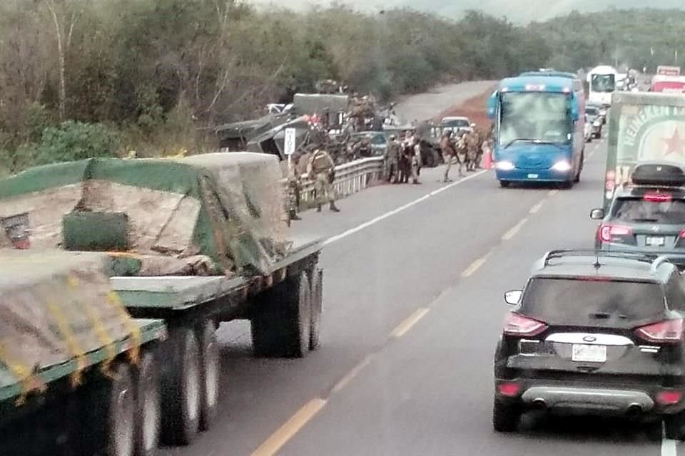 La circulación de la Carretera Victoria-Monterrey se ha visto afectada tras la volcadura del camión de la Sedena.