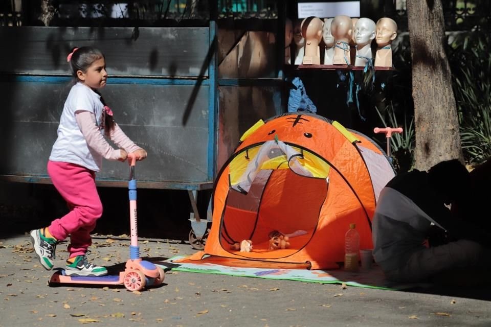 Cientos de menores acudieron a la Alameda Central y al Bosque de Chapultepec a jugar con lo que les trajeron los Reyes Magos.