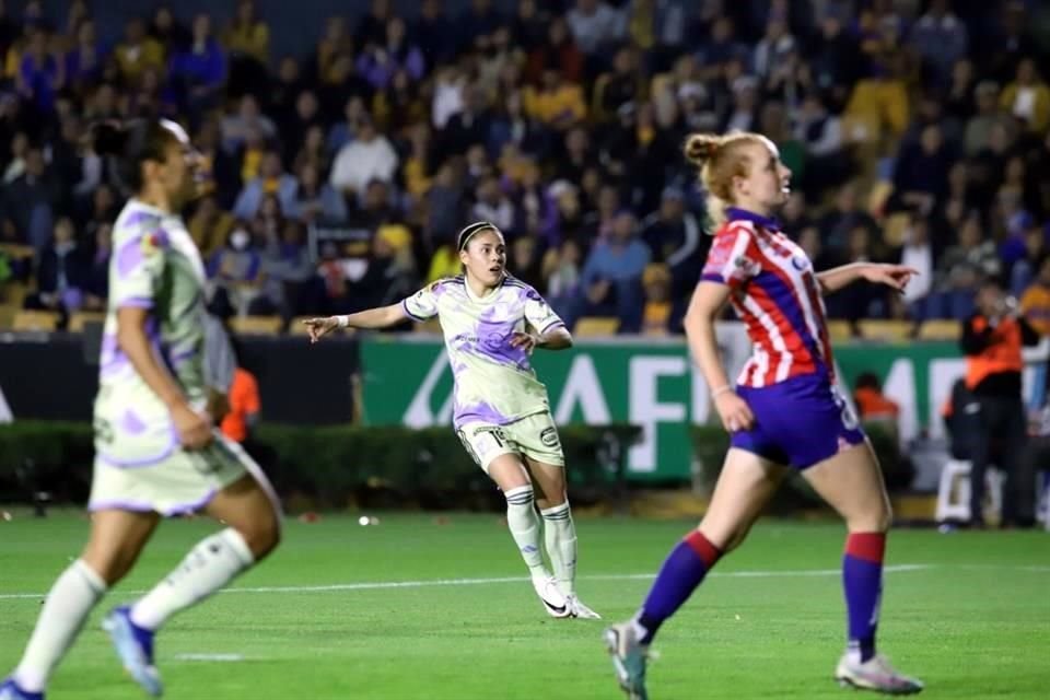 Lizbeth Ovalle buscó su gol 96 con las felinas, pero se le negó.