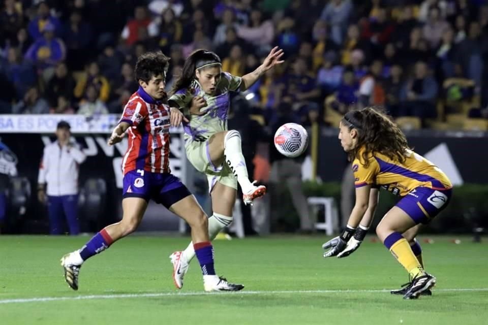 Lizbeth Ovalle buscó su gol 96 con las felinas, pero se le negó.