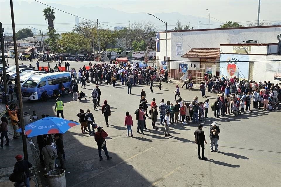 Gracias a donativos migrantes y sus hijos recibieron rosca, comida y regalos en la casa Indi.