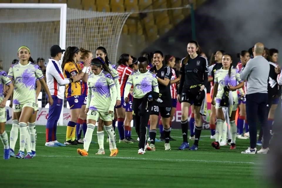 Las jugadoras del Atlético de San Luis le realizaron un pasillo a las campeonas del Apertura 2023.