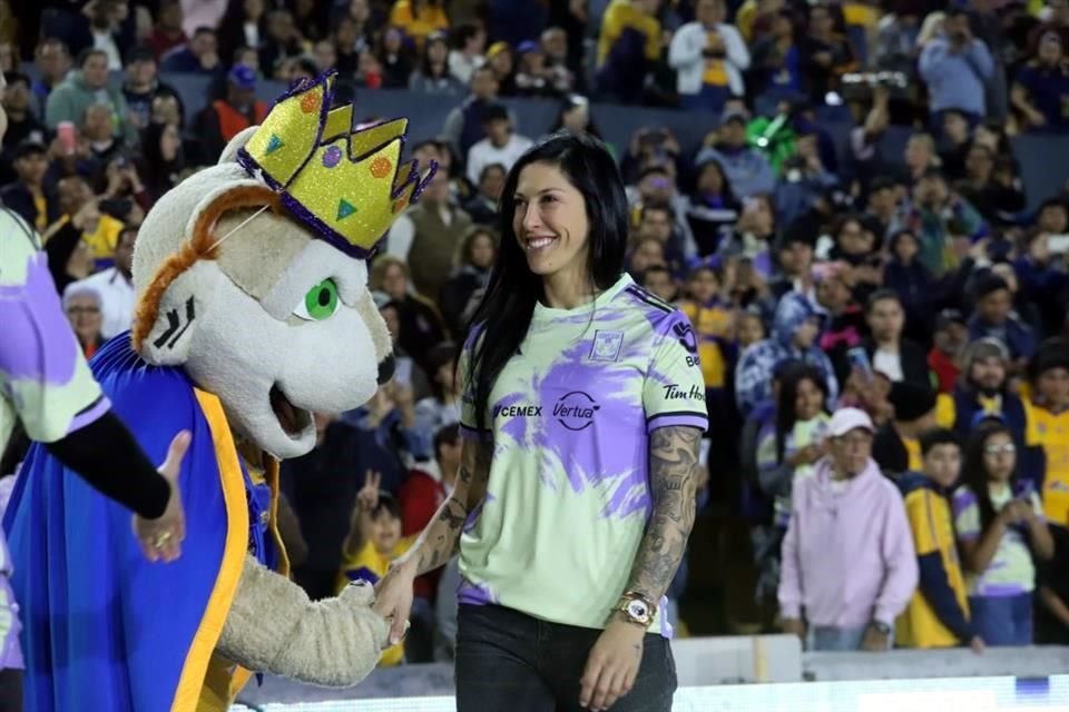 Jenni Hermoso, la refuerzo estelar de Tigres, fue presentada ante la afición auriazul.