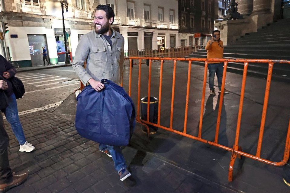 El panista Anibal Cáñez, llegando anoche al Congreso.