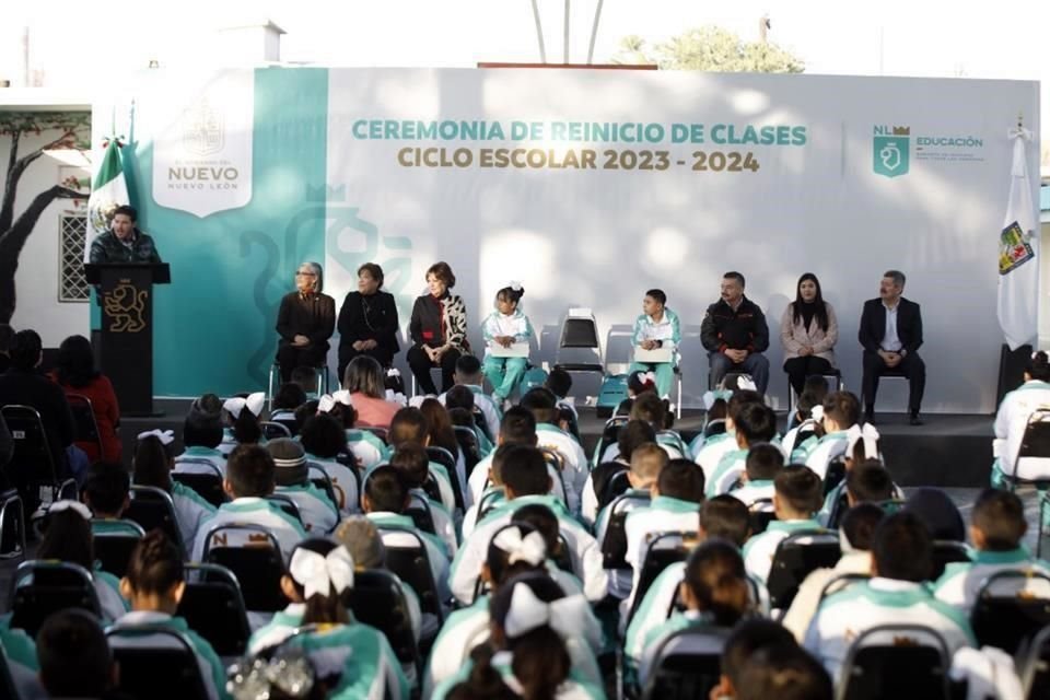 El Gobernador Samuel García estuvo presente en la ceremonia de reinicio de clases.