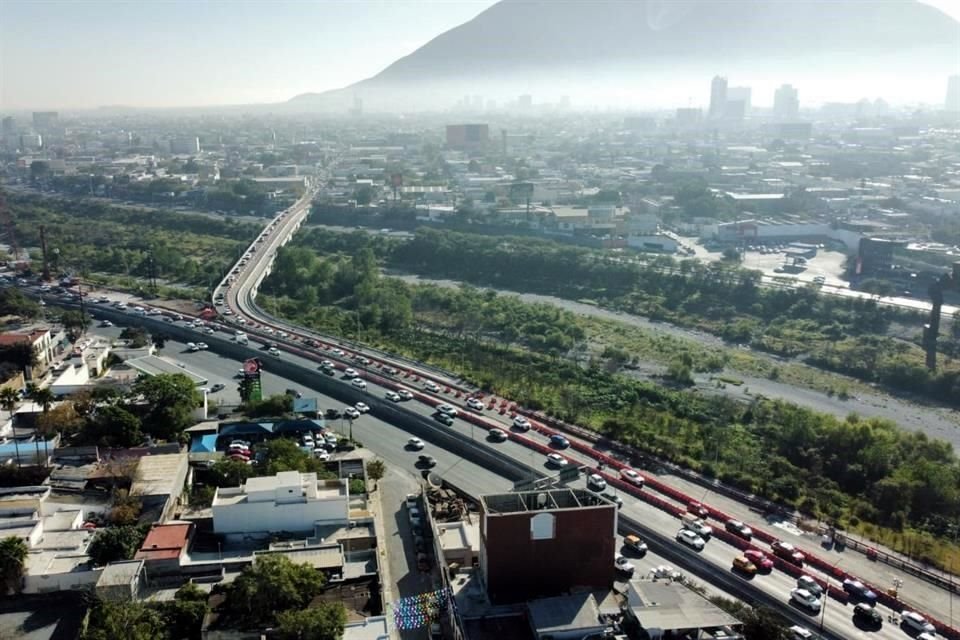 Durante la hora del tráfico, durante el regreso a clases, hubo picos de contaminación en la Ciudad.