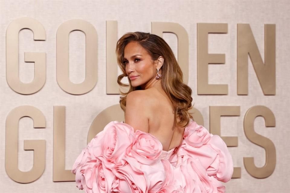 Jennifer Lopez acaparó miradas con su vestido elegante y voluminoso.