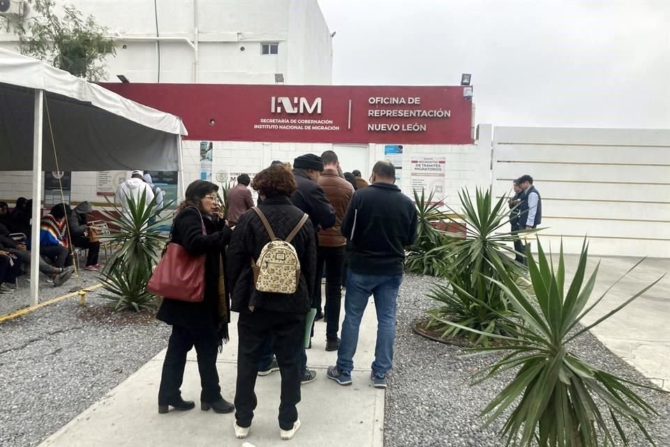 Los extranjeros que buscan realizar trámites ante el Instituto Nacional de Migración pidieron agilizar procedimientos presenciales.