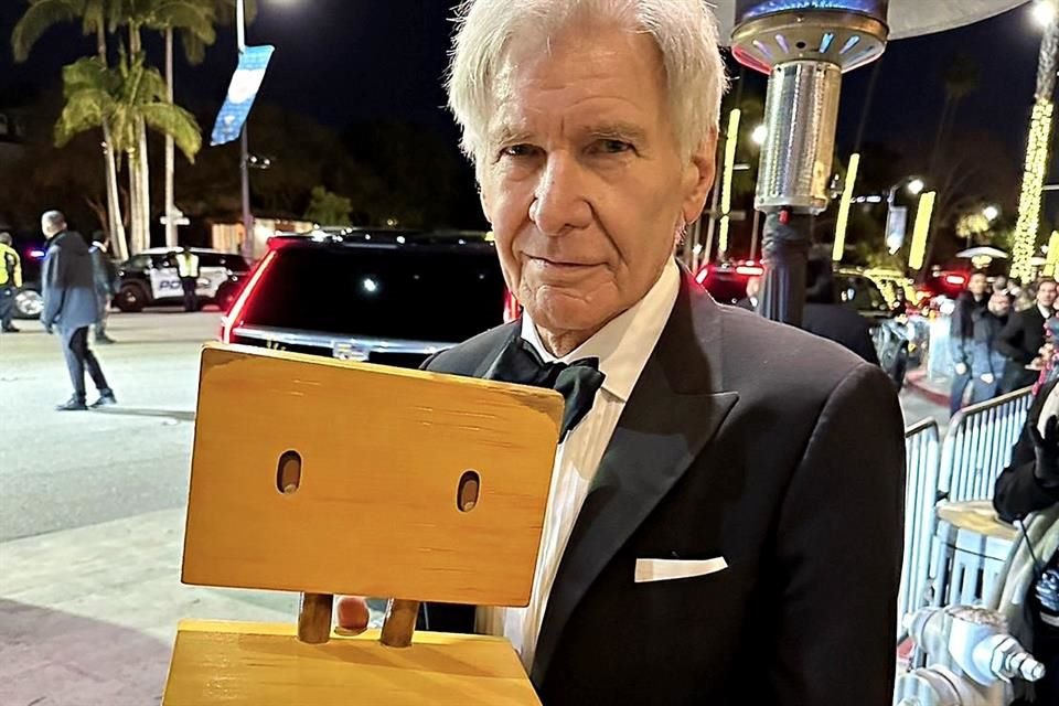 Harrison Ford posó con la silla Souta, protagonista de la película japonesa animada Suzume, que estuvo nominada durante la gala.