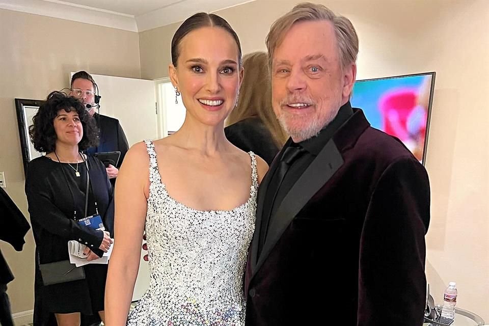 'Finalmente conocí a mi madre', posteó Mark Hamill, el Luke Skywalker de Star Wars, quien se encontró con Natalie Portman, intérprete de Padme Amidala.