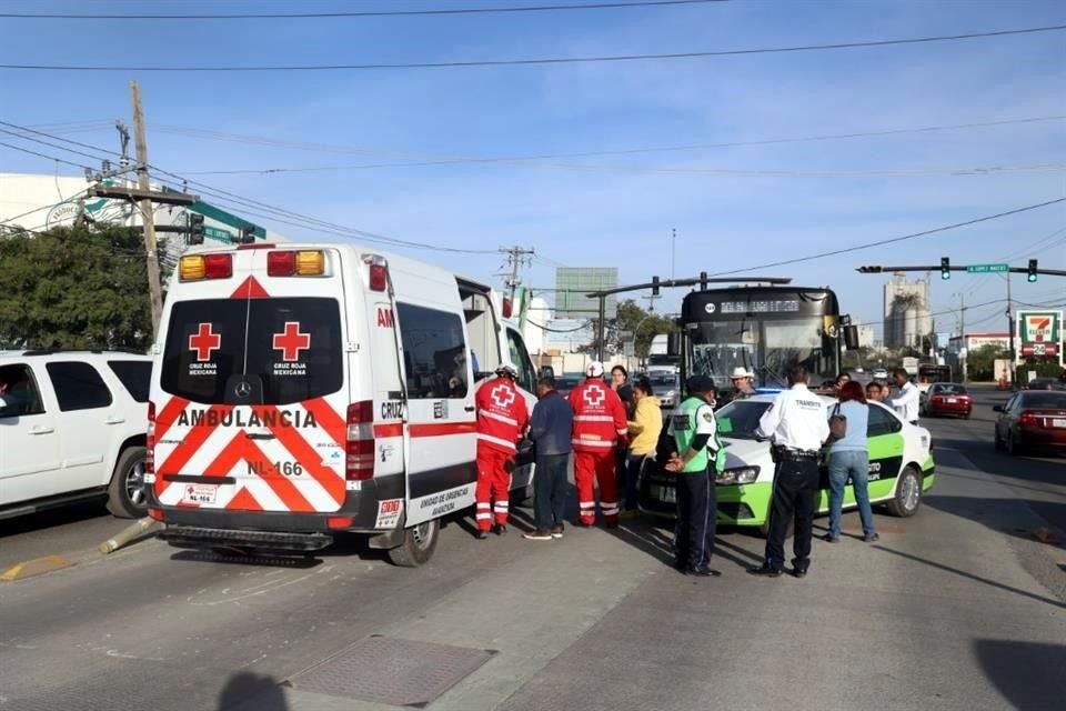 Los pasajeros fueron auxiliados por paramédicos tras el accidente, en el que se reportaron al menos 11 heridos.