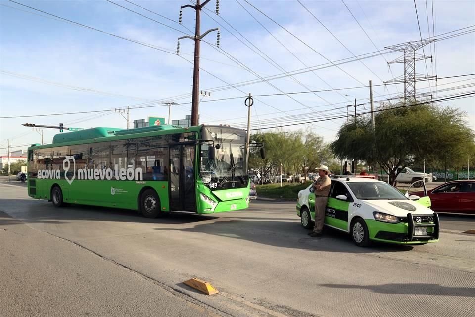 La Policía de Guadalupe llegó al reporte de un choque entre una unidad de Ecovía y un camión de carga.