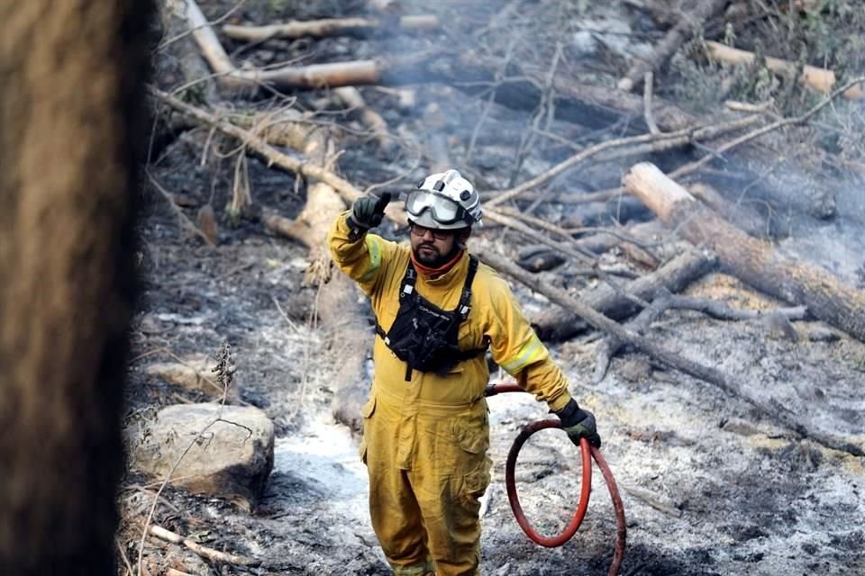 Luego se las 18:00 horas, Protección Civil del Estado emitió un informe para cerrar el día de labores en el combate al fuego.