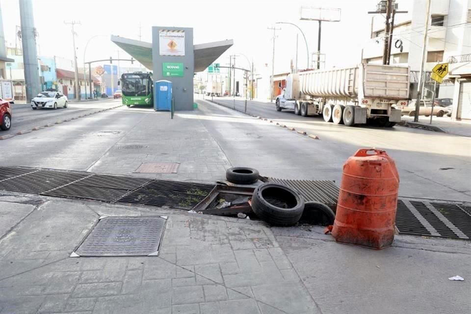 En Ruiz Cortines y Félix U. Gómez una rejilla está hundida y alcanza el carril exclusivo de la Ecovía.