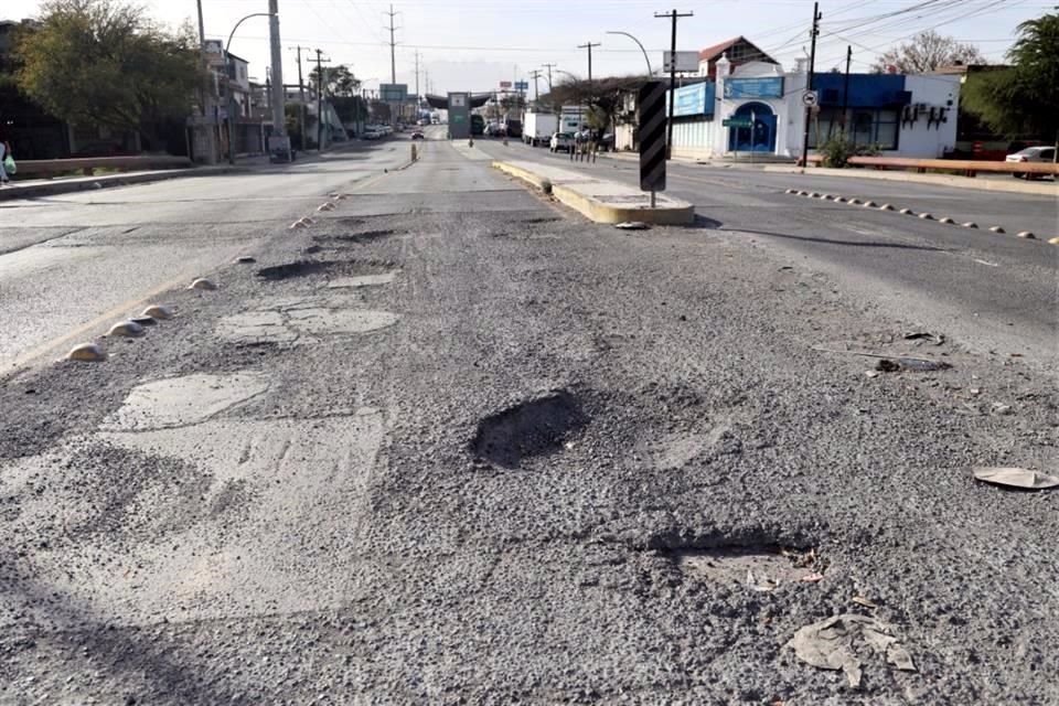 En Ruiz Cortines y la Av. Linda Vista, hay una zona que desde hace tres años tiene baches.