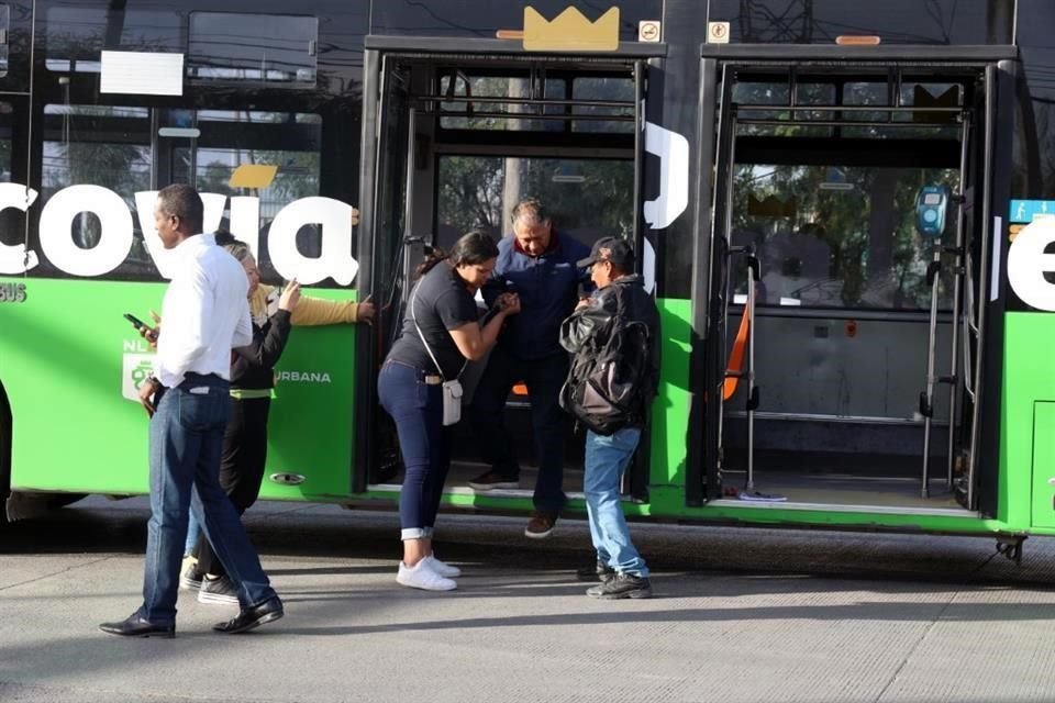 11 pasajeros de la Ecovía sufrieron lesiones por el choque, en Guadalupe.