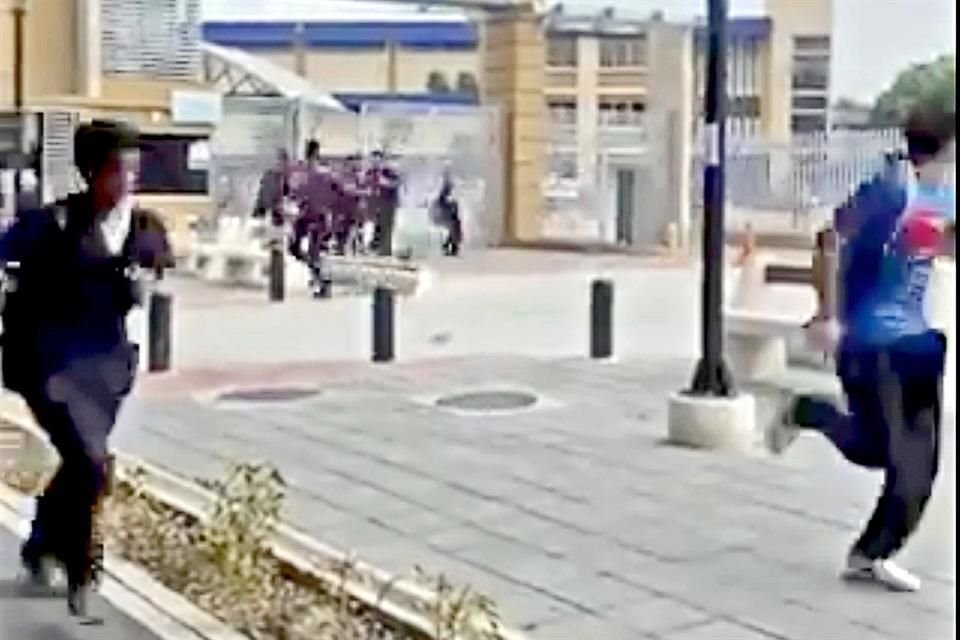 En redes sociales, circularon videos de estudiantes corriendo o atrincherados en salones.