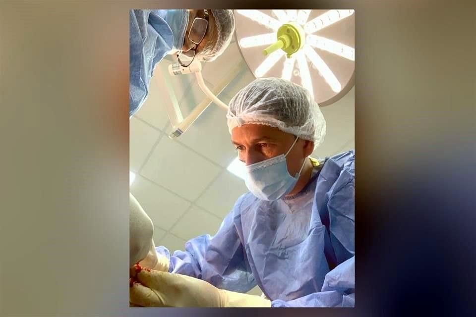 El Dr. Aldo Rodríguez lleva a cabo una cirugía en el Hospital Al Nasr, dentro de la Franja de Gaza, a finales de noviembre 2023.