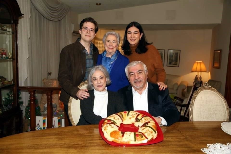 José Antonio de la O, Delia Williams de Dávalos, Adriana Aguirre, Marcela Dávalos y José Antonio de la O