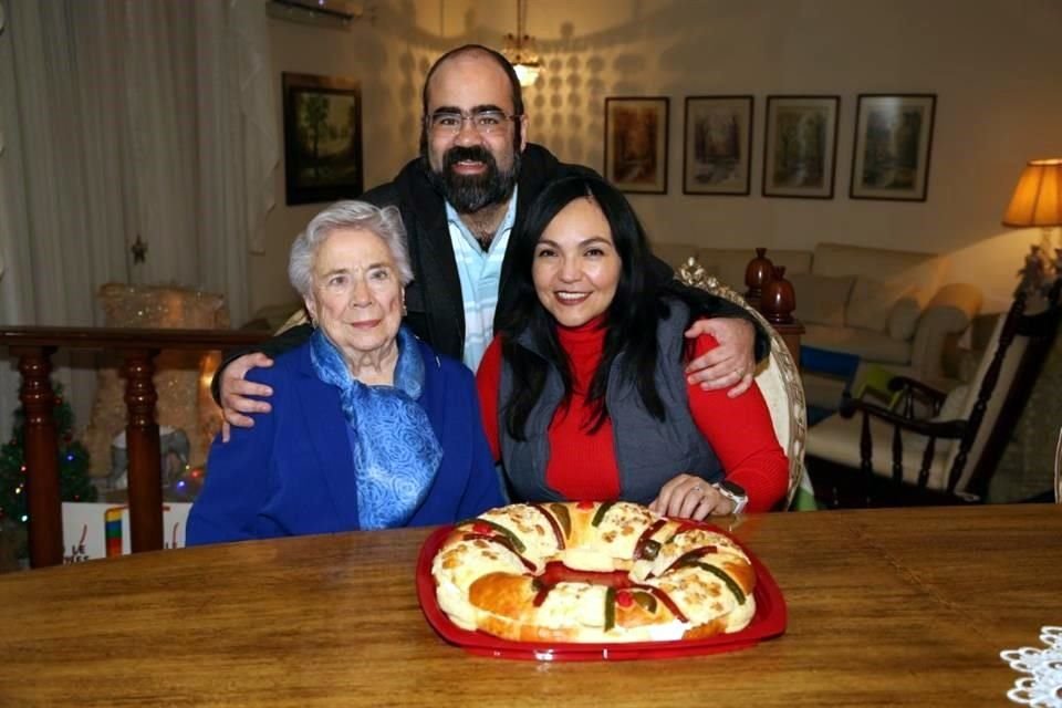 Luis Gerardo Álvarez, Delia Williams de Dávalos y Claudia Solís de Álvarez