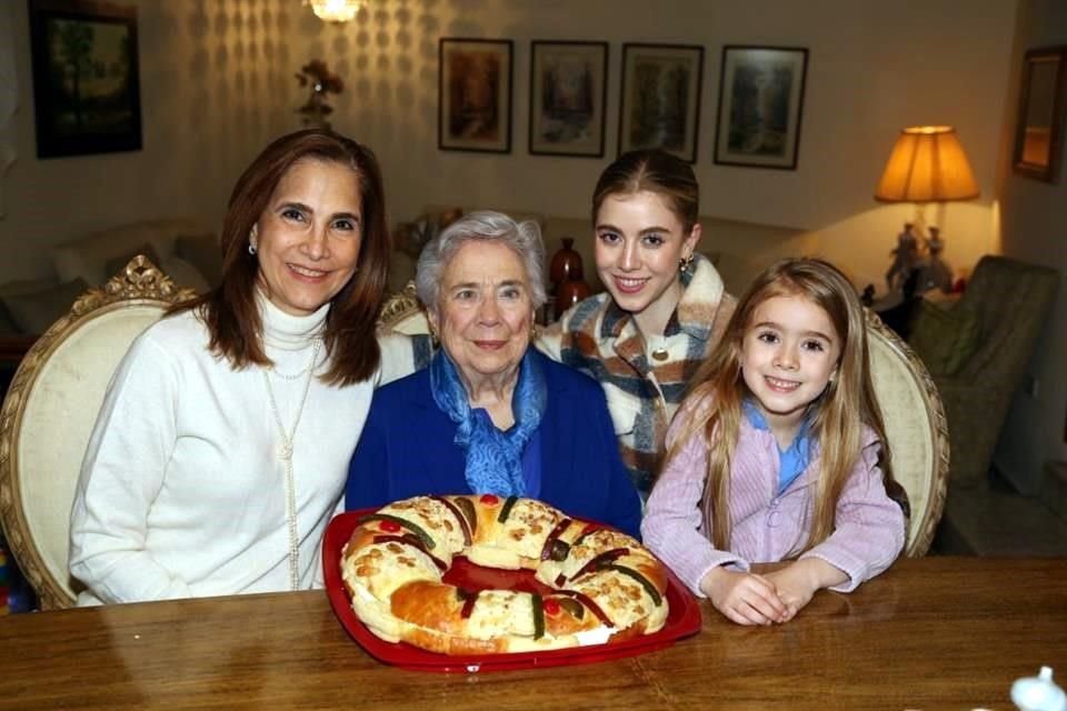 Chelo Lozano, Delia Williams de Dávalos, Lory Dávalos y Julia Ramírez Dávalos