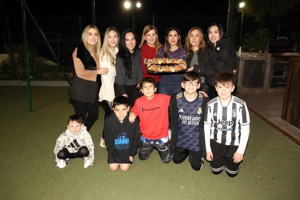 Perly Rivera, Sally Acuña, Miriam Serna, Martha de Farías, Yoyis de Decanini, Dinorah Garibay, María Magaña, Carlos Zamudio, Gerardo Zamudio, Paolo Decanini, Roberto Farías y Fernando Farías
