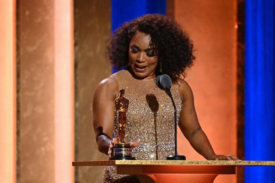 Durante su discurso de aceptación, la actriz Angela Bassett dedicó el galardón a las actrices afroamericanas.