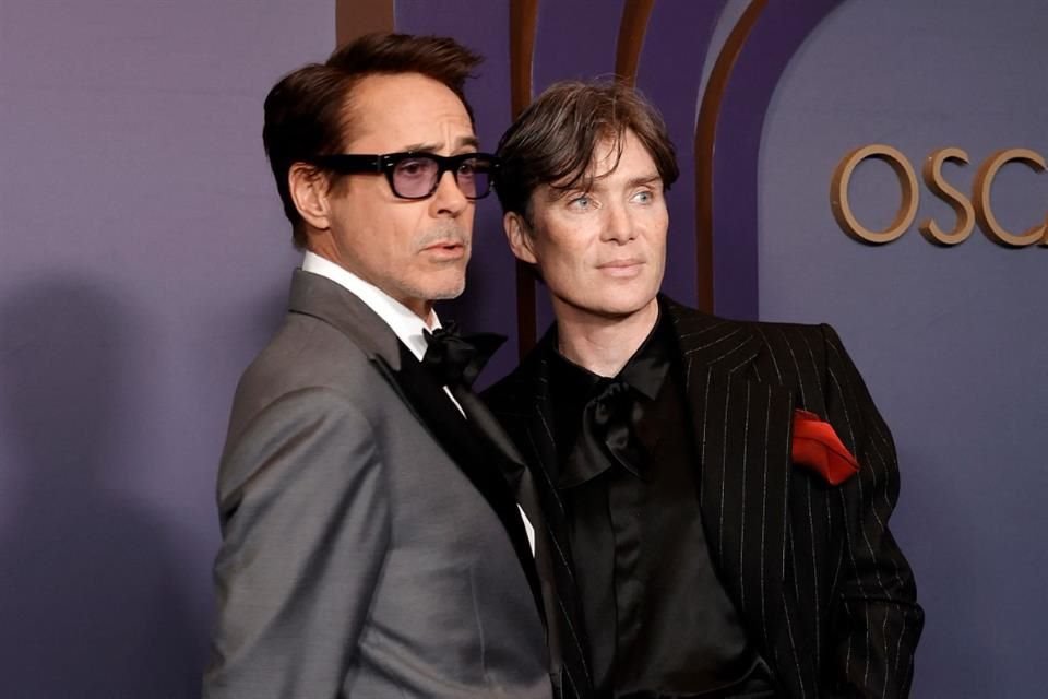 De parte de 'Oppenheimer', Robert Downey Jr. y Cillian Murphy posaron en la alfombra de los premios.