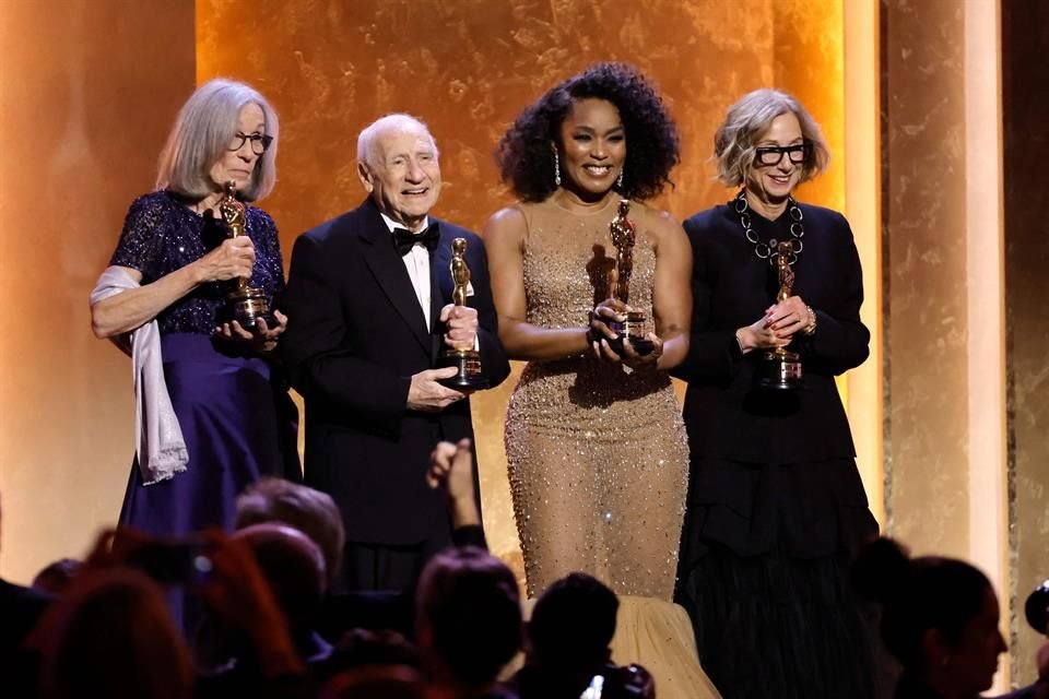 Los homenajeados Carol Littleton, Mel Brooks, Angela Bassett y Michelle Satter posaron sobre el escenario para presumir sus galardones.