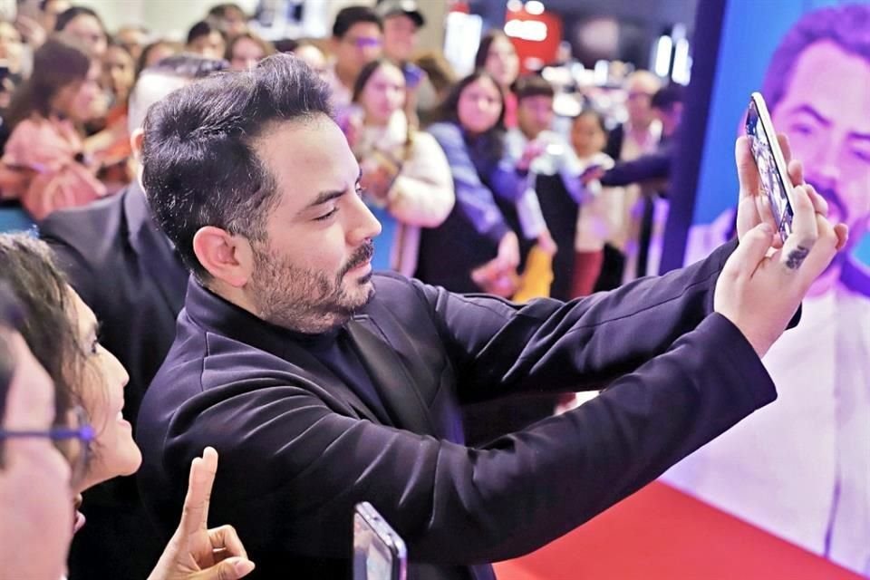 El hijo de Eugenio Derbez y Victoria Ruffo saludó al público que acudió a la premiere.