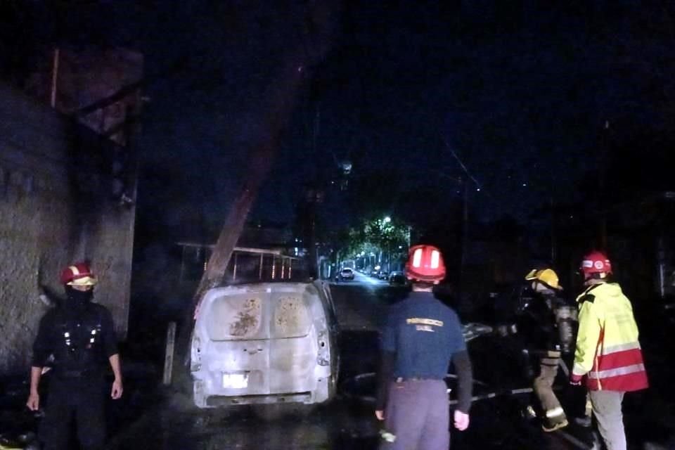 Fue alrededor de las 2:20 horas cuando se reportó el siniestro en una camioneta Partner estacionada en el cruce de las calles Sonora e Iguala.