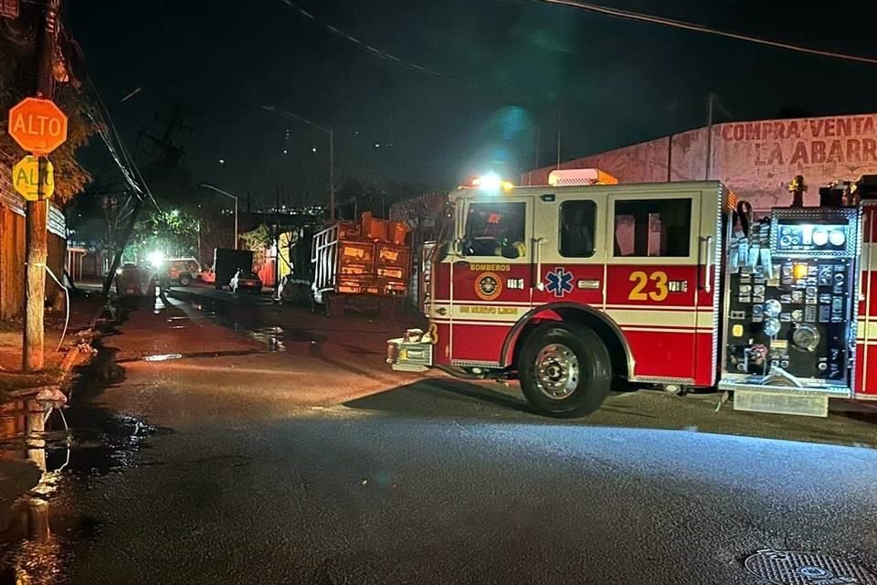 Fue alrededor de las 2:20 horas cuando se reportó el siniestro en una camioneta Partner estacionada en el cruce de las calles Sonora e Iguala.