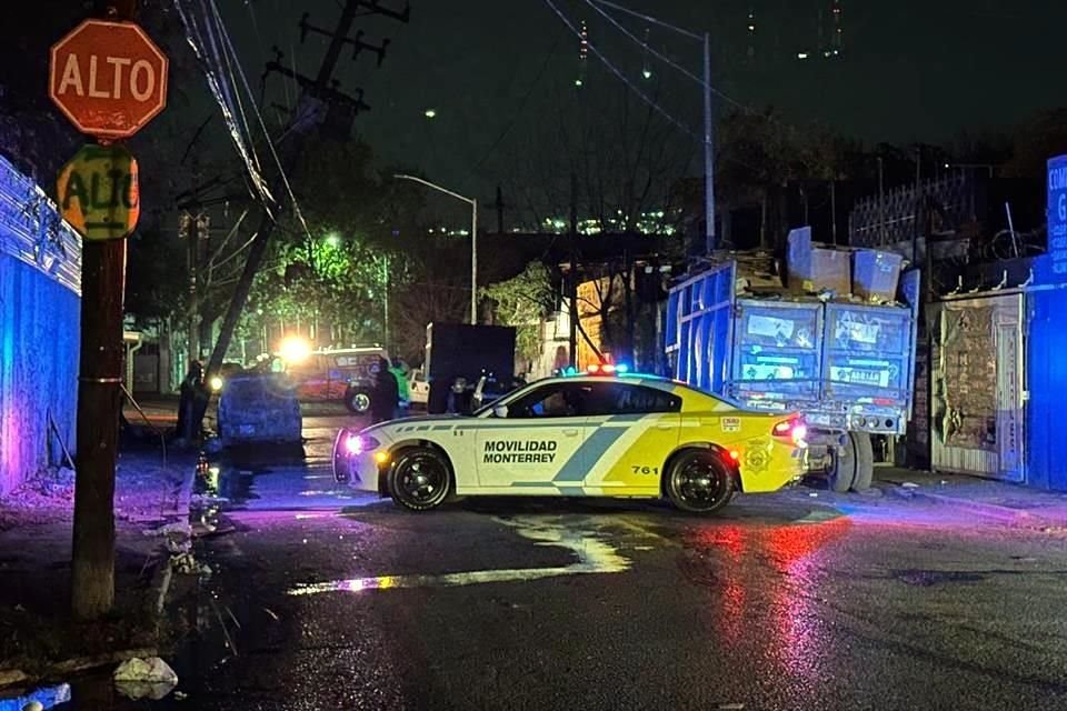 Fue alrededor de las 2:20 horas cuando se reportó el siniestro en una camioneta Partner estacionada en el cruce de las calles Sonora e Iguala.