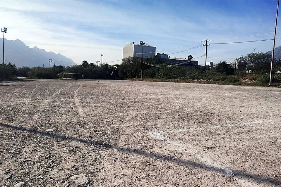 Este terreno. actualmente un campo de futbol soccer, se encuentra en los límites con Santa Catarina.